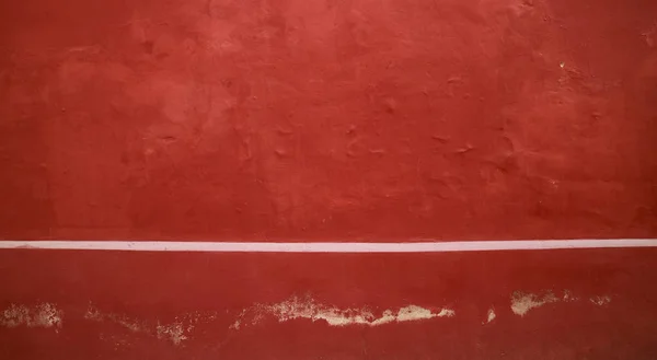 白い線 背景の赤い壁 — ストック写真