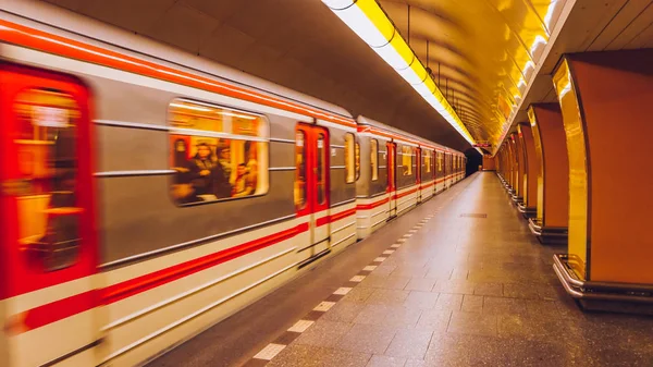 프라하에서 Tonnel와 노란색 지하철 스톡 사진