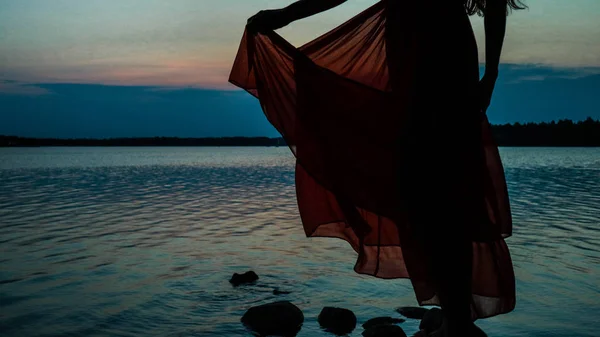 Silhouette Fille Dans Une Robe Sur Coucher Soleil Près Lac — Photo