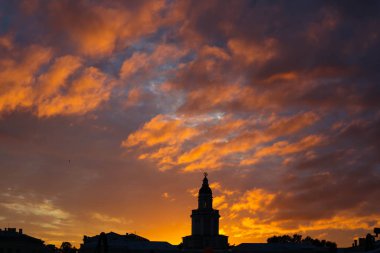 Günbatımı üzerinde mimari siluet Sankt Petersburg, Rusya