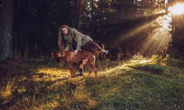 Sonbahar sonbahar ormanında dreadlocks ile genç gülümseyen kadın