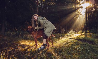 Sonbahar sonbahar ormanında dreadlocks ile genç gülümseyen kadın