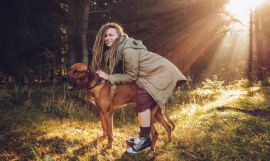 Sonbahar sonbahar ormanında dreadlocks ile genç gülümseyen kadın