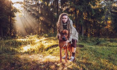 Sonbahar sonbahar ormanında dreadlocks ile genç gülümseyen kadın