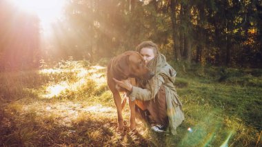 Sonbahar sonbahar ormanında dreadlocks ile genç gülümseyen kadın