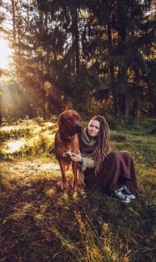 Sonbahar sonbahar ormanında dreadlocks ile genç gülümseyen kadın