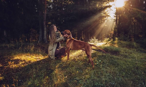 Mladá Usměvavá Žena Dredy Lese Podzim Podzim — Stock fotografie