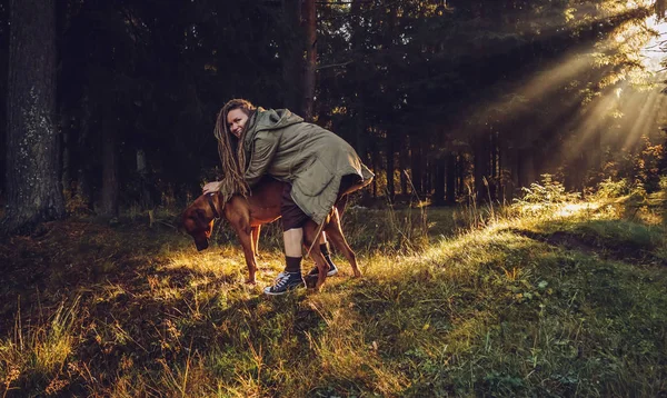 Sonbahar sonbahar ormanında dreadlocks ile genç gülümseyen kadın