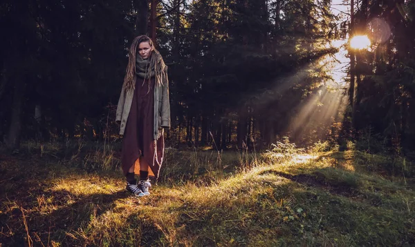 Mujer Joven Con Rastas Otoño Bosque Otoño Sol Mañana Imagen De Stock