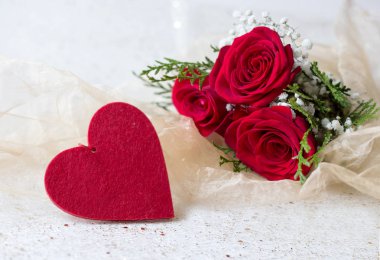 aşk doğal kırmızı güller ve ışıltılı altın arka plan tebrik kartı ile kalp hissettim