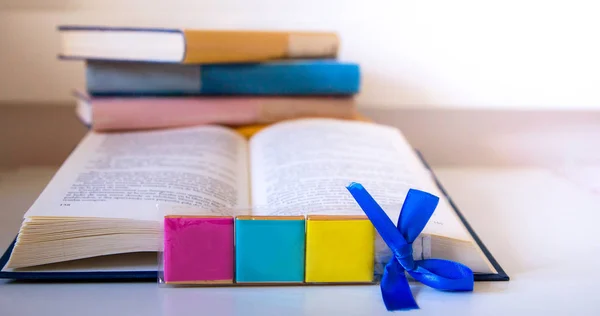Libro aperto e torre del libro colorato sullo sfondo con spazio per la progettazione del testo — Foto Stock