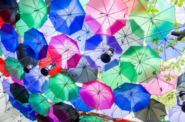 Deštníky Visí Nad Hlavou Lampami Venkovním Prostoru — Stock fotografie