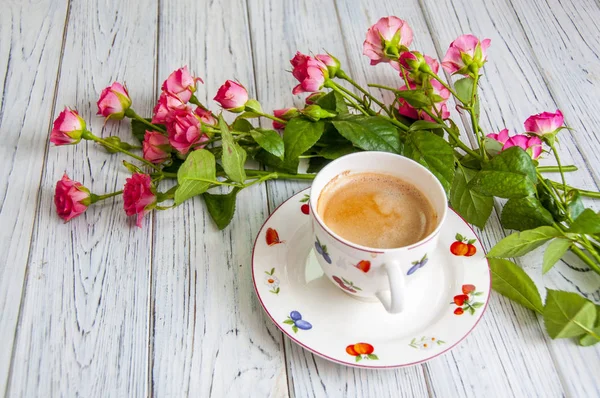 Una Taza Café Platillo Pequeñas Rosas Rosadas Una Mesa Madera — Foto de Stock