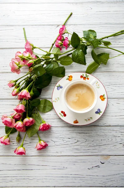 Una Taza Café Platillo Pequeñas Rosas Rosadas Una Mesa Madera — Foto de Stock