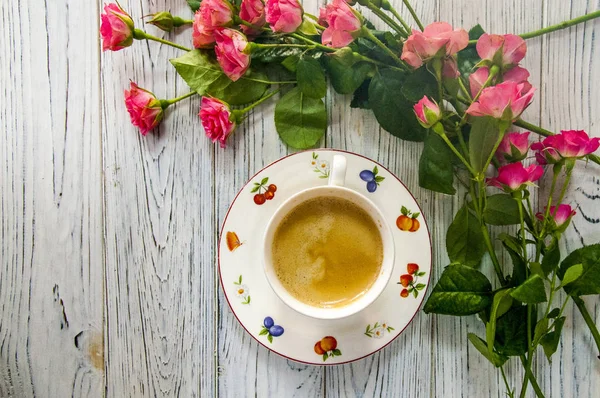 Una Taza Café Platillo Pequeñas Rosas Rosadas Una Mesa Madera — Foto de Stock