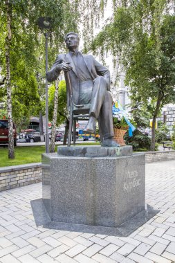 Kurbas, Kiev, Ukrayna, anıt çiçeklerle, yaz günü