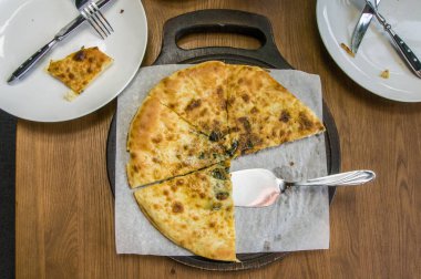 Ev yapımı khachapuri koyu ahşap bir masa, düz üzerinde yatıyordu