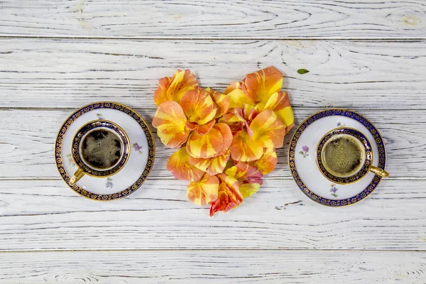 커피와 접시와 노란색 빨간색 꽃잎의 심장의 — 스톡 사진