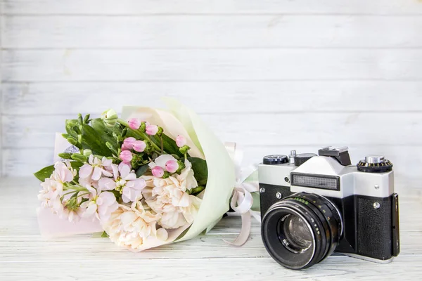 Cámara Retro Con Ramo Flores Color Rosa Beige Sobre Fondo —  Fotos de Stock