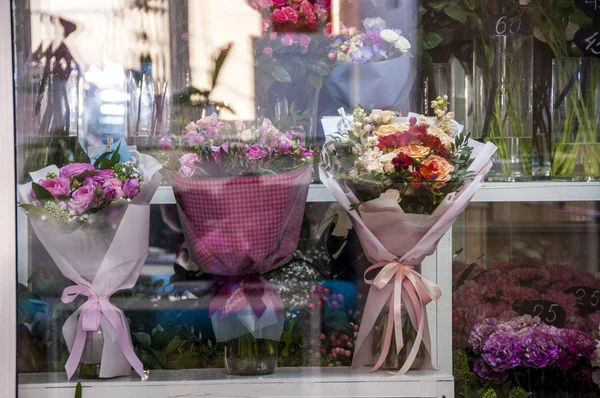 Vitríně Floristické Prodejny Elegantní Kytice Očekávání Kupujícího — Stock fotografie