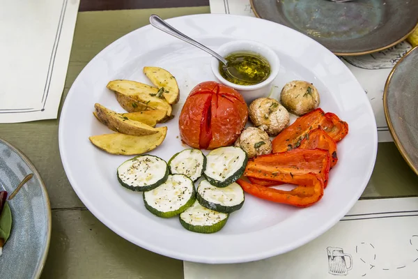 Diverse Gebakken Groenten Aardappelen Kool Paprika Tomaten Champignons Een Witte — Stockfoto