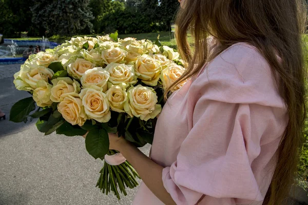 Girl Bouquet Delicate Roses Sunny Day — Stock Photo, Image