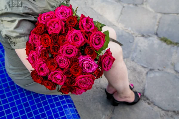 Mujer Sentada Con Gran Ramo Rosas Rojas Vista Superior — Foto de Stock
