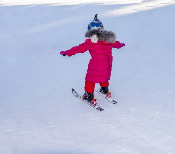 女の子が スキーを学ぶ冬 カルパティア山脈 — ストック写真