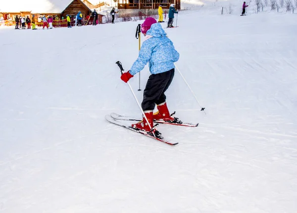 Menina Aprende Esquiar Inverno Cárpatos — Fotografia de Stock