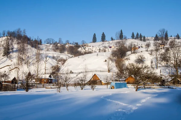 Winter Schnee Landschaft Karpaten Neujahr Weihnachten Berge Holzhäuser — Stockfoto