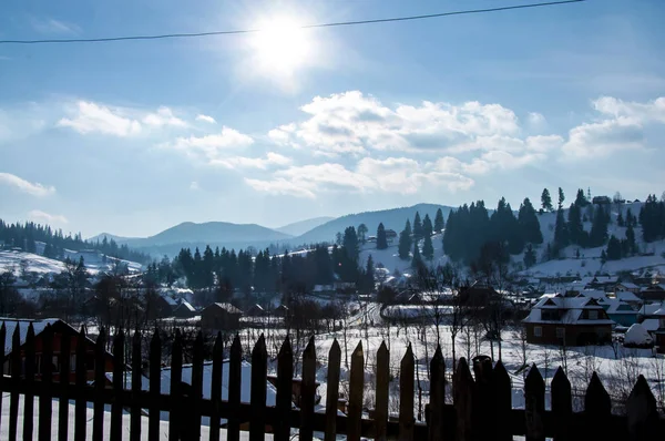 Winter Schnee Landschaft Karpaten Neujahr Weihnachten Berge Holzzaun Sonniger Tag — Stockfoto