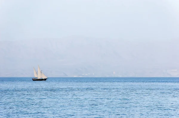 风景如画的背景 有一艘带有白色帆的船的海景 — 图库照片