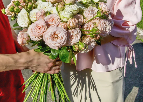 Рука Молодого Человека Подарить Букет Белых Розовых Роз Девушке Солнечный — стоковое фото