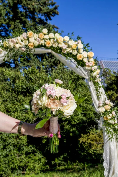 Női Kéz Egy Egy Csokor Egy Menyasszony Alatt Egy Esküvő — Stock Fotó