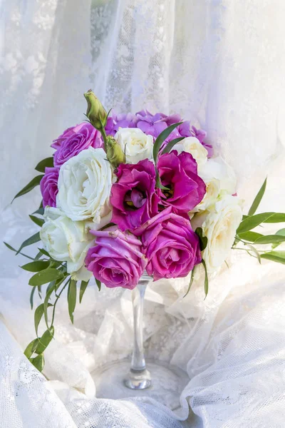 Цветочное Оформление Белых Розовых Роз Стакане Свадебное Оформление Светлом Фоне — стоковое фото