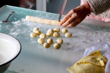 Bir kadın işleri hamur ile keser hamur bıçakla tembel köfte
