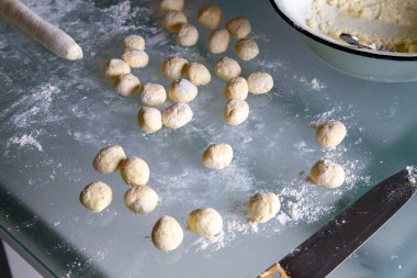 Hamur küçük porsiyonlar un ile hazır cam yüzey üzerine form.