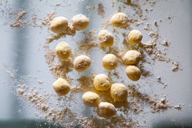 Hamur küçük porsiyonlar un ile hazır cam yüzey üzerine form.
