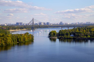 Cityscape Dinyeper nehrinde, Kiev şehir, Moskova Köprüsü, Yelkenli, tekne yarışı