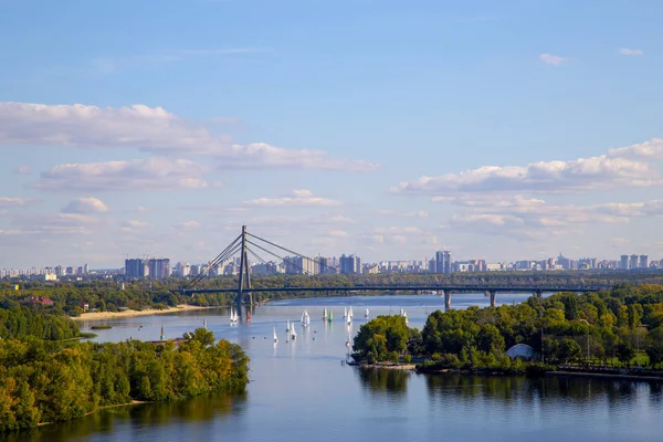 Paesaggio Urbano Sul Fiume Dnieper Città Kiev Ponte Mosca Barche — Foto Stock