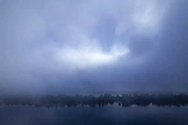 Ομίχλη Στο Ποτάμι Δυσοίωνη Βράδυ Φόντο — Φωτογραφία Αρχείου