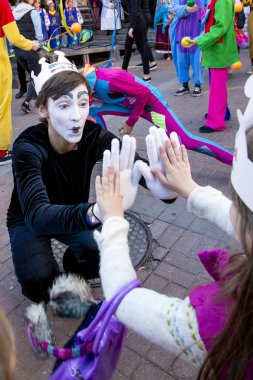 Adam-MIME kız, cadde, sokak festivali sanat Up, 29 Eylül 2018, Kiev, Ukrayna performansına selamlıyor