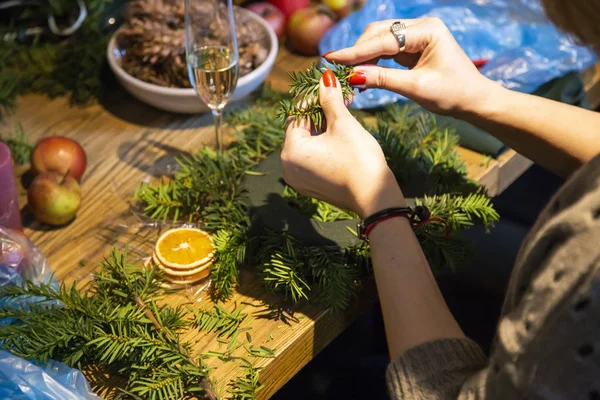 액세서리와 테이블 여자의 손으로 독특한 크리스마스 만들기 — 스톡 사진