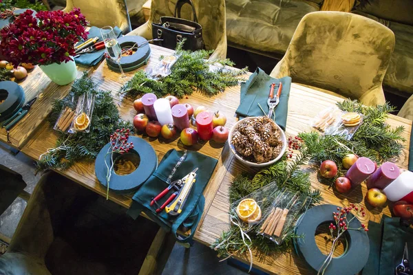Table Avec Accessoires Pour Faire Main Une Couronne Noël Magique — Photo