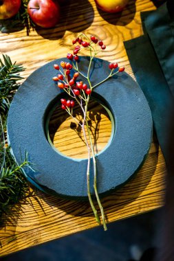 Tablo el ile benzersiz sihirli Noel çelenk, arka plan yapmak için aksesuarlar