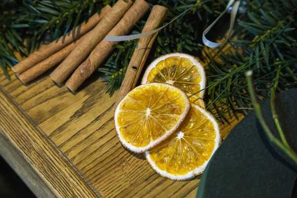 Tranches Séchées Orange Cannelle Sur Aiguilles Table Bois — Photo