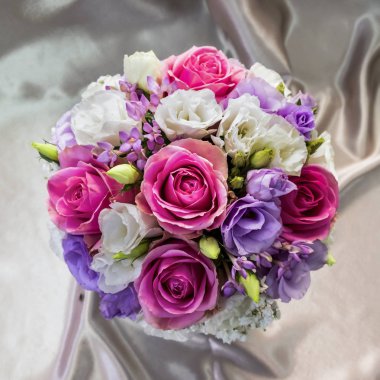 buket çiçek bej ipek zemin üzerine