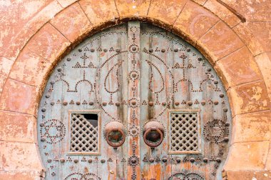 Eski kapı. Tunus. Bir tarihi bölge veya Medine, Tunus geleneksel eski boyalı kapı. Müslüman mimari renkli dokulu görüntü.