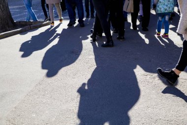 İnsanlar kalabalık sokaklarda, insanlar, gölgeler birçok bacakları güneşli bir gün