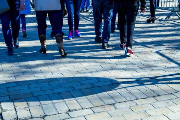 Many Legs People Walking Crowded Streets Shadows People Sunny Day — Stock Photo, Image